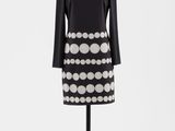 une robe noire et blanche sur un mannequin mannequin mannequin mannequin mannequin mannequin mannequin mannequin mann