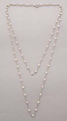 un collier composé d'une perle blanche et d'argent, monté sur une chaîne en argent