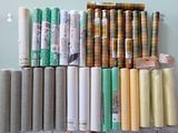 de nombreux rouleaux de tissu posés sur un support dans une pièce