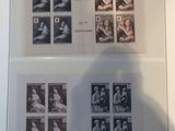 une photo d'une photo montrant quelques timbres exposés