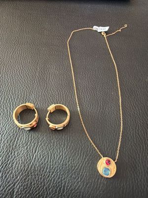 un gros plan d'un collier et de deux bagues posés sur une table