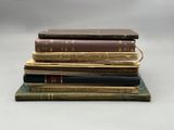plusieurs livres empilés sur une table