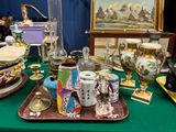 une table sur laquelle se trouvent de nombreux objets différents