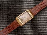 une image d'un gros plan d'une montre-bracelet sur une surface noire