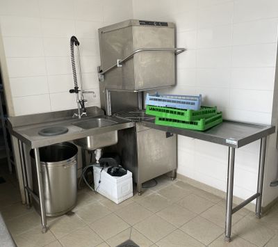 une cuisine avec un évier et une poubelle