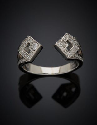 une bague en or blanc sertie d'un diamant au centre