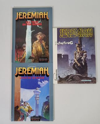 trois livres posés sur un mur blanc, avec une horloge et un clocher