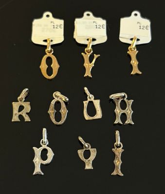 Plusieurs types de breloques sont présentés sur un fond noir