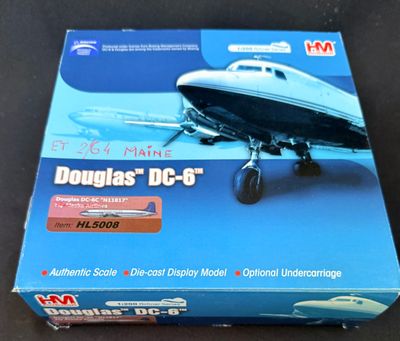 une boîte sur laquelle figure une maquette d'avion