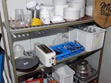 une étagère avec des casseroles et des poêles dans une cuisine
