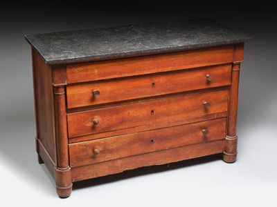 COMMUNS DU CHATEAU DE NEUILLY Commode rectangulaire en noyer… - Photo 1