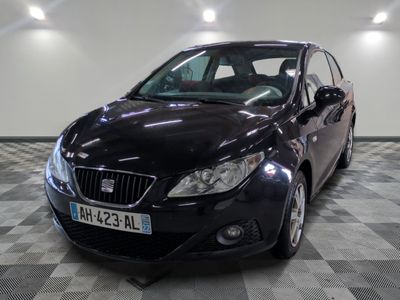 la photo d'une voiture noire garée sur un sol en damier