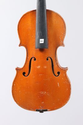 gros plan d'un violon avec un archet sur fond blanc