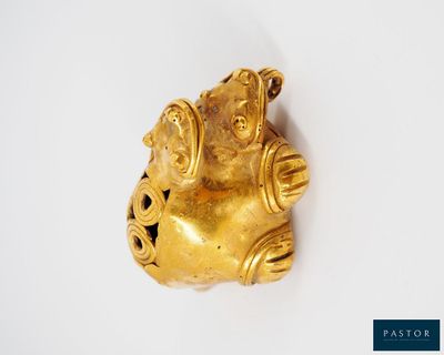 une figurine dorée posée sur une surface blanche, avec un fond blanc