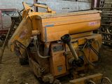 une machine qui se trouve au milieu d'un bâtiment