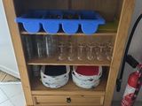 une armoire en bois contenant des verres à vin et un extincteur