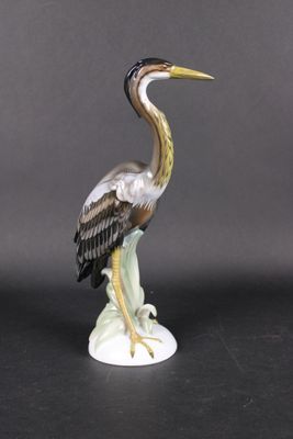 une statue représentant un oiseau perché sur une table