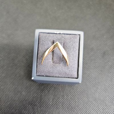 gros plan d'une bague dans une boîte sur une table