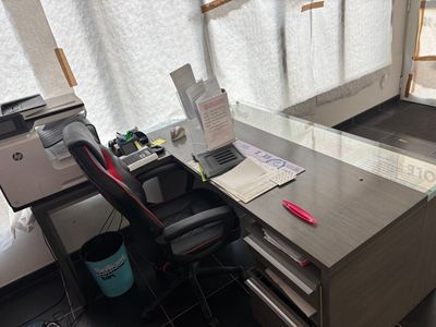 un bureau sur lequel se trouvent une chaise et une imprimante