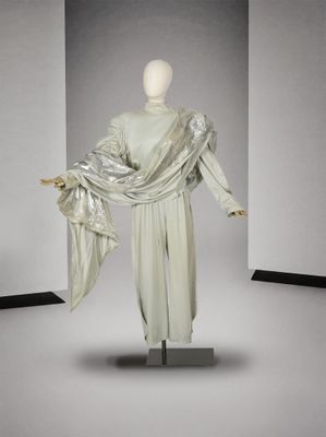 un mannequin vêtu d'une robe blanche et d'un foulard