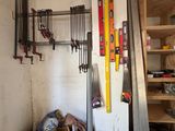 une photo d'une pièce avec une échelle et des outils accrochés au mur