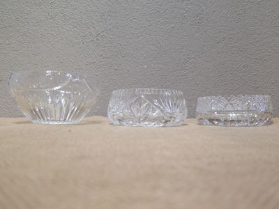 trois bols en verre et un bol posés sur une table