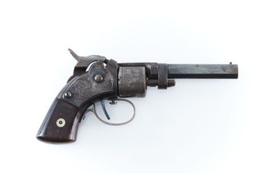un vieux revolver sur fond blanc, avec un fond blanc