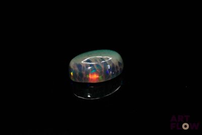une bague posée sur une table dans l'obscurité