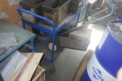 une photo d'une pièce avec un chariot rempli d'objets