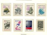 une photo d'une collection de timbres exposée