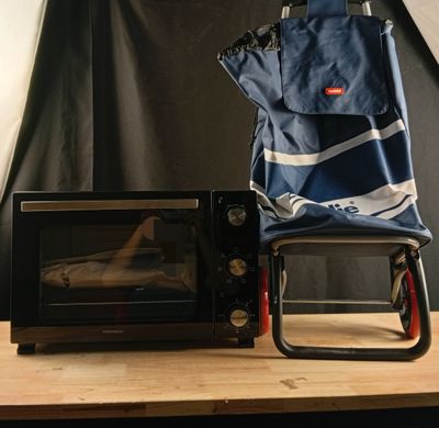 un sac et un micro-ondes posés sur une table