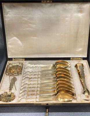 beaucoup d'argenterie dans un coffret sur une table