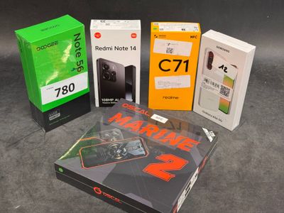 trois boîtes contenant divers appareils électroniques, posées les unes à côté des autres sur une table