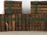 plusieurs vieux livres empilés sur une table