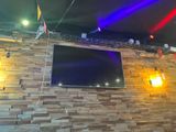un téléviseur accroché au mur d'un restaurant