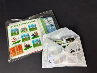 un sachet de timbres et un livre posés sur une table
