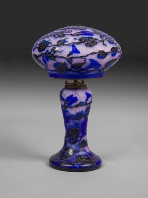 un gros plan d'un vase bleu et blanc posé sur une table