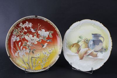 Deux plats: - JAPON: Plat en céramique à décor de fleurs et …
