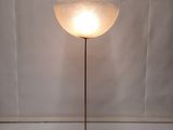 l'image d'une lampe posée sur une table