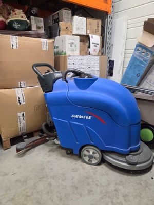 une machine bleue qui se trouve au milieu d'une pièce
