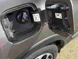 une voiture argentée équipée d'un chargeur électrique fixé sur le côté