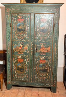 une armoire verte ornée d'un tableau, dans une pièce