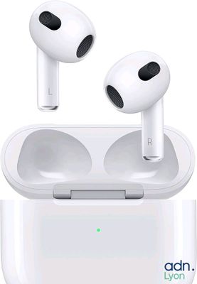 une photo d'une paire d'AirPods posée sur une boîte blanche