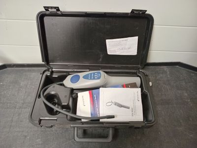 une boîte contenant une télécommande et d'autres objets