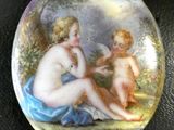 une photo d'une photo représentant une femme et un enfant sur une boule de verre