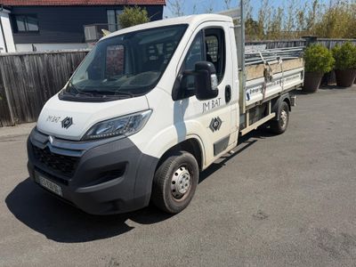la photo d'un camion blanc garé sur un parking