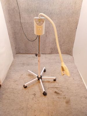 une lampe posée sur un support dans une pièce
