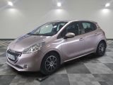 une photo d'une voiture rose dans un showroom