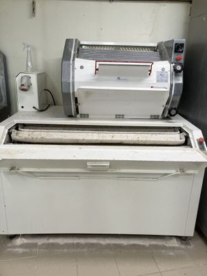 une machine posée sur un comptoir