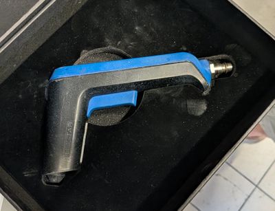 un outil bleu et noir dans une boîte noire